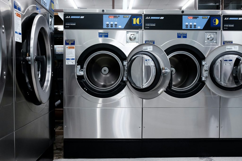 Deretan mesin cuci dan pengering di laundry swalayan malam hari