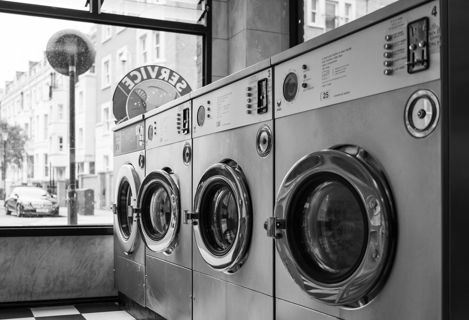Deretan mesin cuci self-service di laundry koin yang bersih