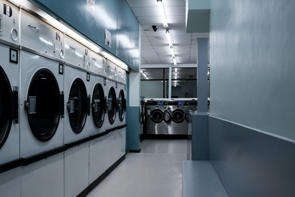 Deretan mesin cuci dan pengering di toko laundry swalayan
